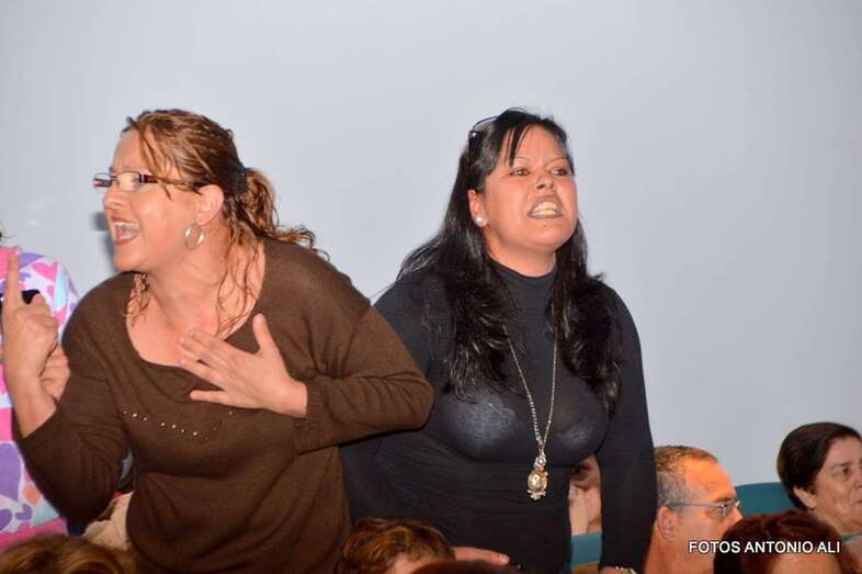 Ithaisa Pérez (derecha), durante una protesta que protagonizó en un acto en Telde (Foto TA)